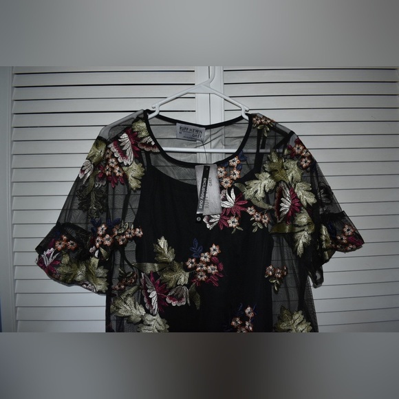 Ruff Hewn NWT Sheer Embroidered Floral Short Sleeve Black/Green/Red Top Size M - Picture 10 of 15